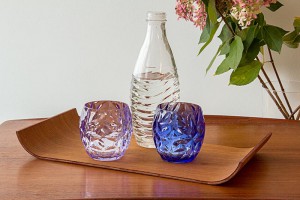 Tablett mit Gläsern und Wasserflasche in der Praxis für Paartherapie Julia Bellabarba, Berlin
